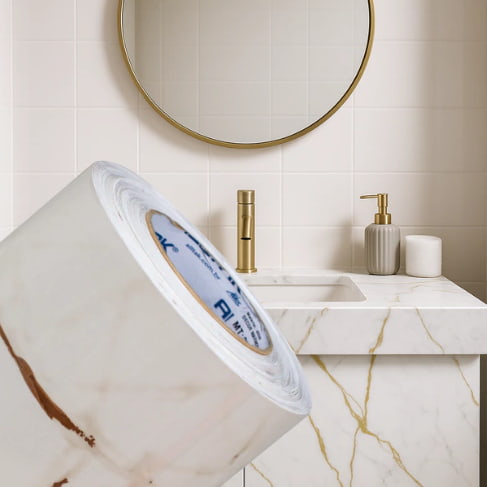 Papel de parede em bancada de banheiro marmorizado