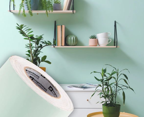 papel de parede liso verde em fundo de sala