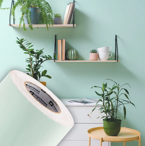 papel de parede liso verde em fundo de sala