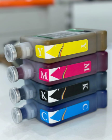 tintas coloridas sobre a mesa para serem usadas em impressoras