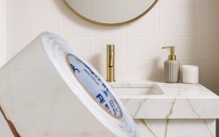 Papel de parede em bancada de banheiro marmorizado